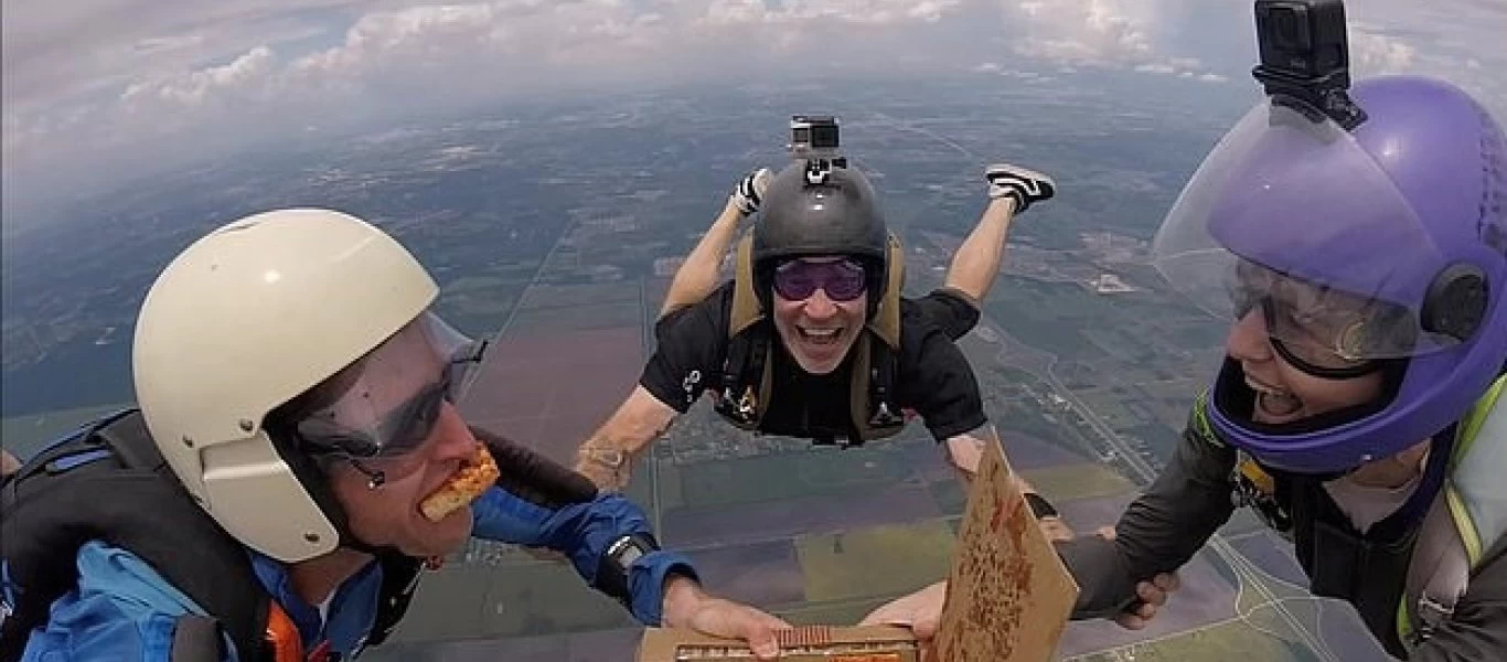 ΗΠΑ: Αλεξιπτωτιστές τρώνε πίτσα στα 4.000 μέτρα (βίντεο)